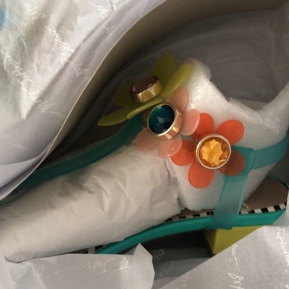 Betsey Johnson Alanni Flower Embellished Flat Sandals NIB 6.5 - Picture 9 of 11